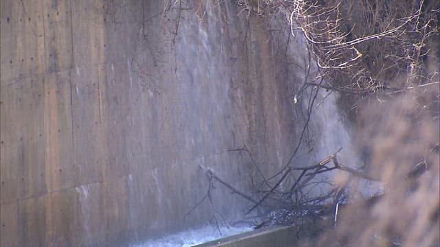 콘크리트 벽을 따라 흐르는 물