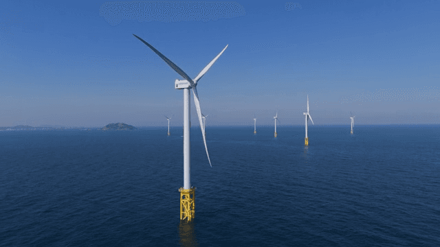 맑은 하늘 아래 바다의 풍력 터빈