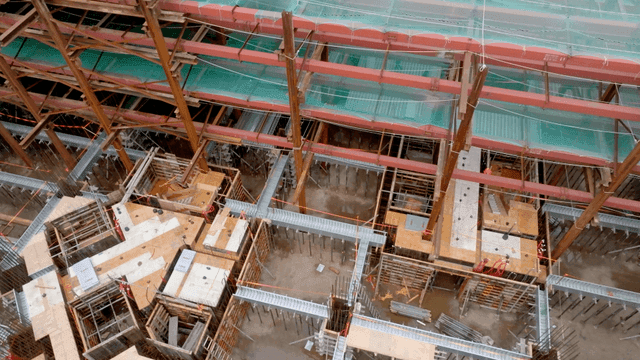 철골 구조물이 있는 건설 현장