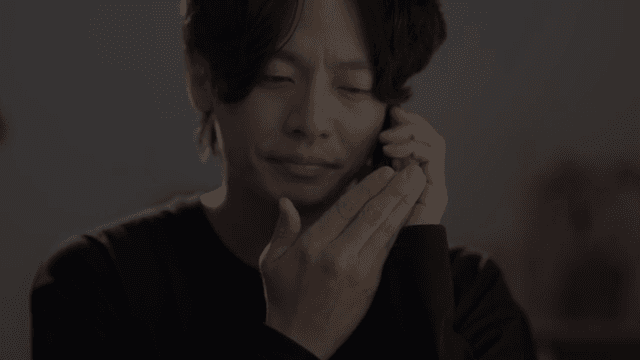 잠에서 덜 깬 채 통화를 하는 남성