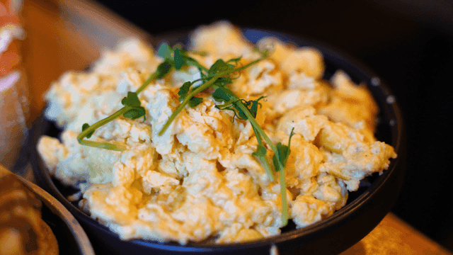 Scrambled eggs garnished with herbs