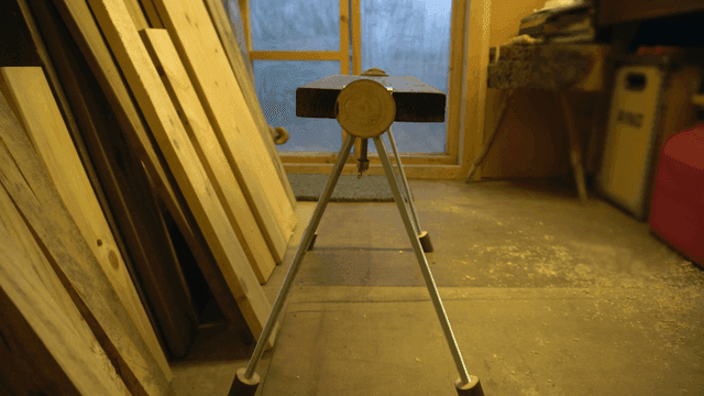 목공 작업실에 놓인 수제 나무 벤치