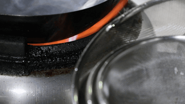 불꽃 위에 있는 웍