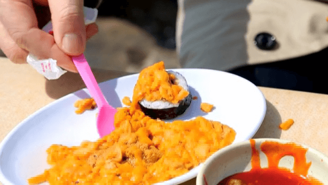 성게알을 올린 김밥