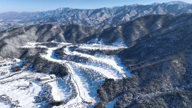 위에서 본 눈 덮인 산지 풍경