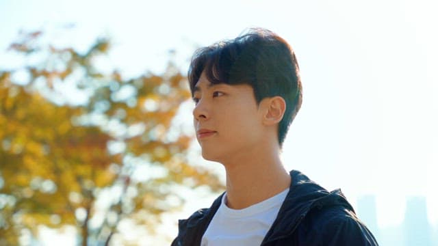 햇살 가득한 공원에서 스트레칭하는 남성