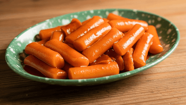 Spicy tteokbokki served on green snack plate