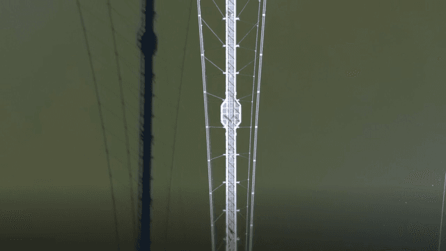 고요한 강 위의 현수교