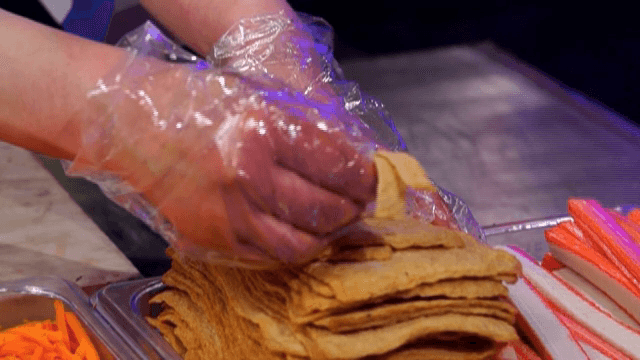 비닐장갑을 낀 손으로 어묵 찢기