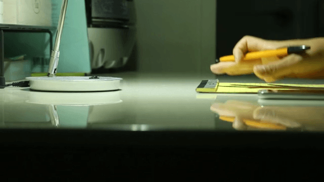 램프를 키고 메모장에 글을 적는 손