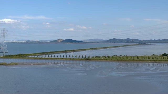 송전탑이 보이는 잔잔한 바다 풍경