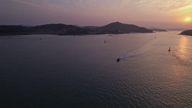멀리 섬이 보이는 고요한 바다의 일몰
