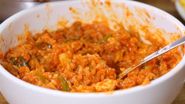 매운 돼지찌개를 비빈 밥 한 숟가락