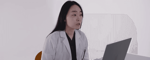 가운을 입고 상담을 하는 의사