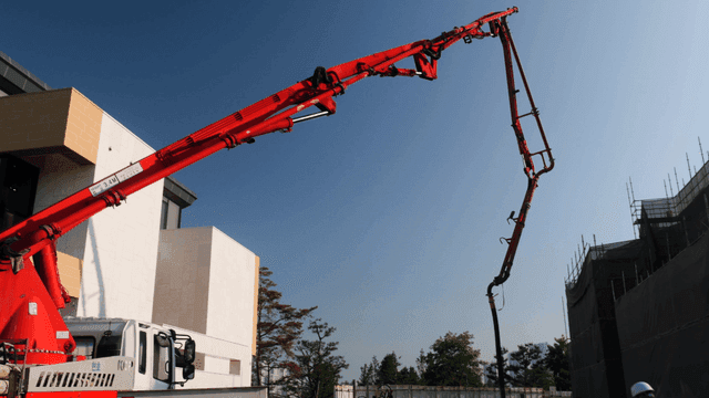 빨간 크레인이 있는 건설 현장