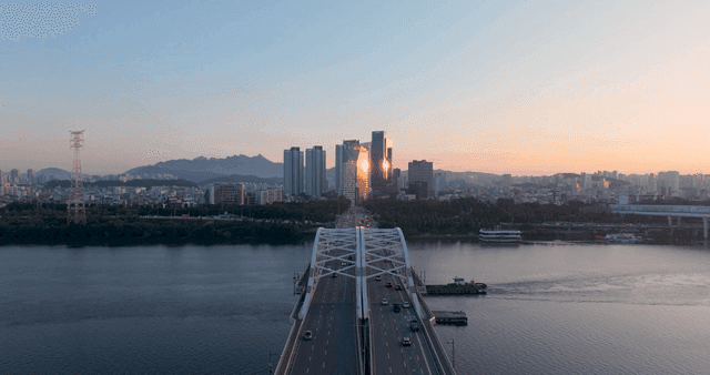 City view of Yanghwa Bridge with eight lanes in each direction