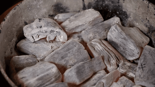 그릴에서 타오르는 숯