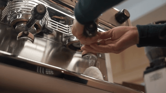 에스프레소 머신으로 커피 준비