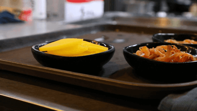 쟁반 위의 한국 반찬