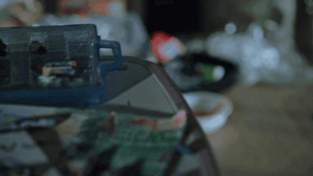 테이블 위의 색색의 그림과 크레용