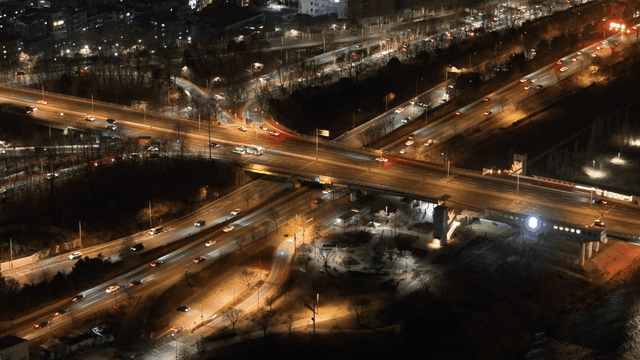 밤에 번화한 도시 도로 야경