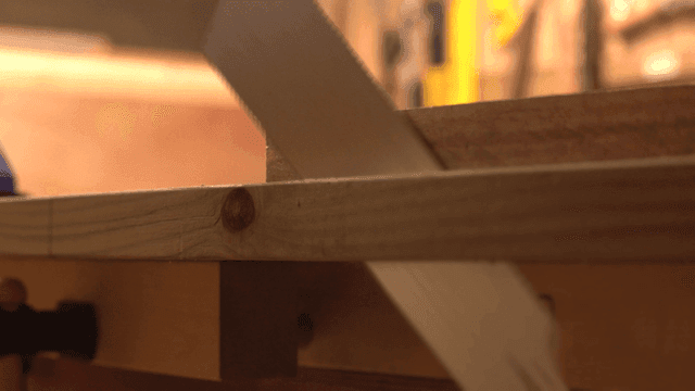 작은 톱으로 나무를 자르는 모습