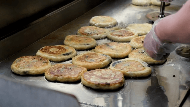 철판에서 구워지는 한국 호떡