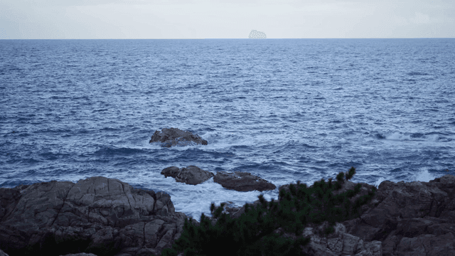 해안 바위를 스치는 잔잔한 파도