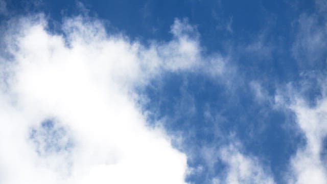 흰 구름이 흩어져 있는 맑고 파란 하늘