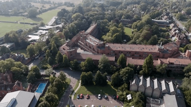 나무로 둘러싸인 캠퍼스의 항공 뷰