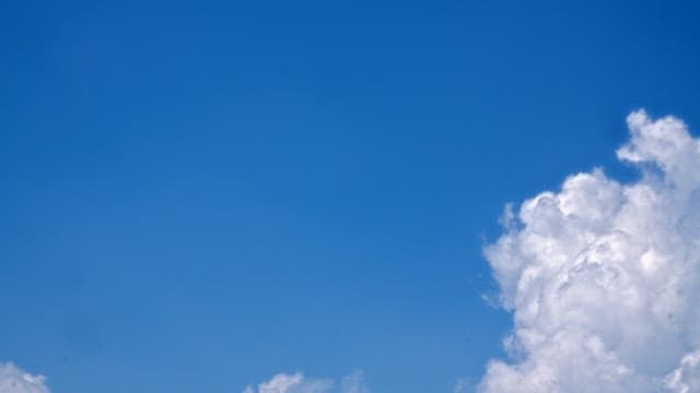 오후의 흰 뭉게구름이 떠 있는 맑고 파란 하늘