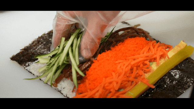 다양한 재료가 들어간 김밥