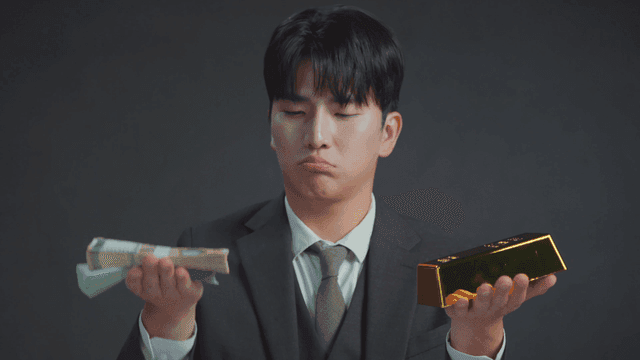 돈과 금을 저울질하는 정장을 입은 남자