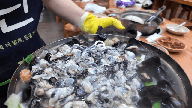 Steaming pot full of oyster kalguksu