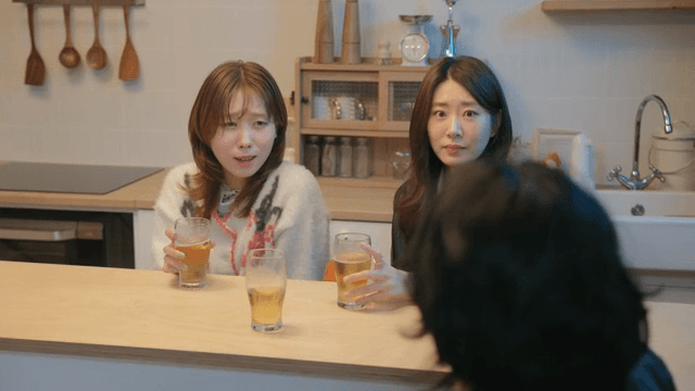 함께 맥주를 마시며 대화를 나누는 친구들