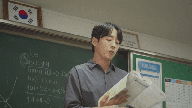 칠판과 교과서를 활용해 수학을 설명하는 선생님
