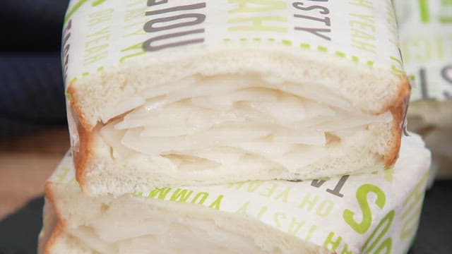 반으로 잘려 플레이팅된 샌드위치