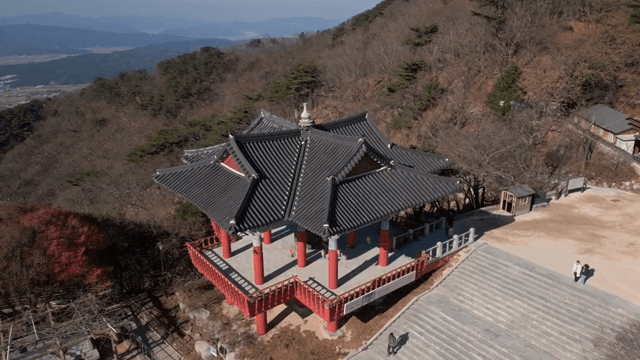 산비탈에 있는 전통 정자