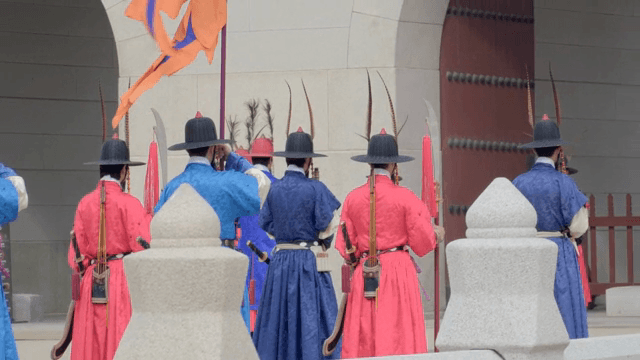 엄숙한 분위기에서 진행되는 수문장 의식