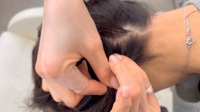 능숙하게 머리를 땋는 사람