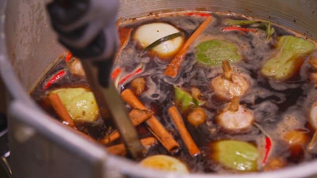 육수를 내기 위해 냄비에서 채소와 향신료를 끓이는 모습