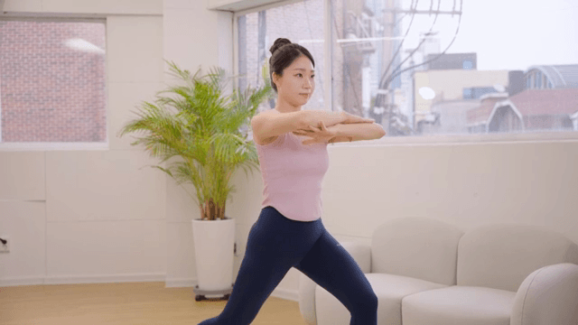 실내에서 운동을 하는 여성