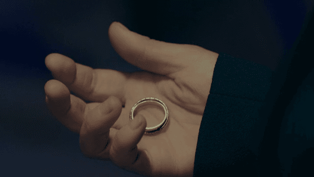 어두운 환경에서 반지를 쥔 손