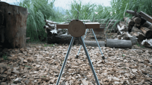 풀가에 놓인 수제 나무 벤치