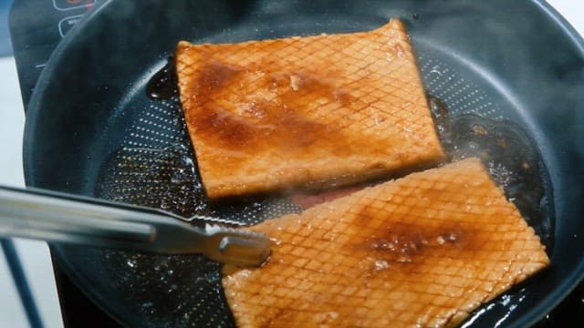 팬에서 지글지글 구워지는 돼지 껍데기