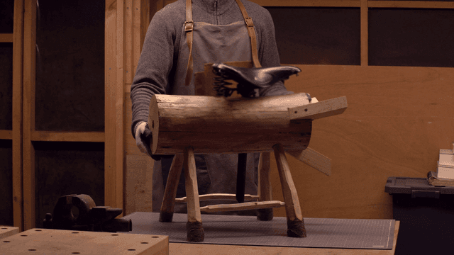 목공예가가 나무 구조물을 조립하는 모습