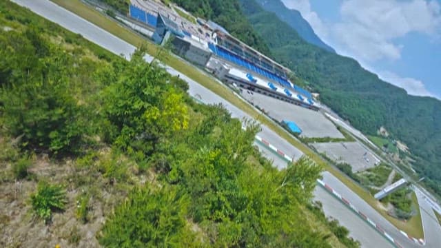 서킷 트랙 위의 경주용 차량 항공 촬영