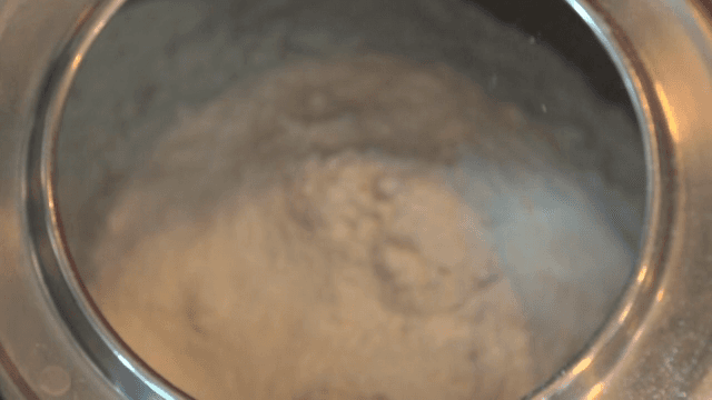 주전자에 쏟는 하얀색 가루