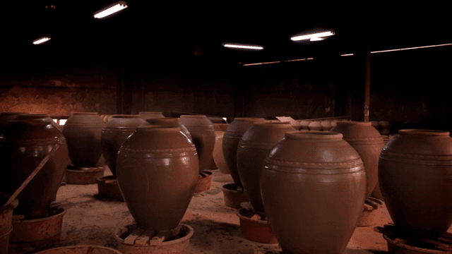 작업장에서의 전통 한국 도자기