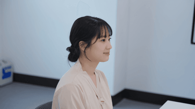 면접을 보는 여성